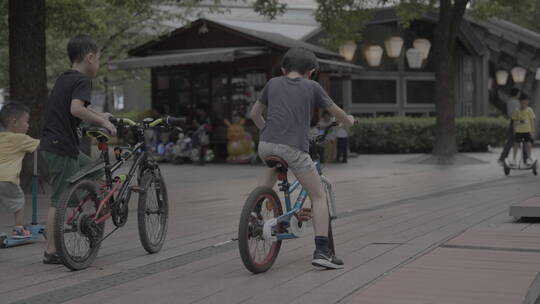 上海黄金城道小孩骑行练习