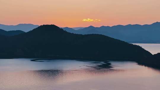 航拍云南泸沽湖日出