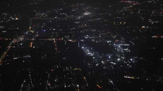 客机视角航拍城市夜景