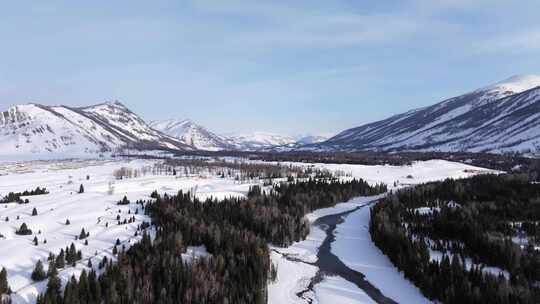 航拍新疆冬季喀纳斯神仙湾晨雾雪山森林雪景