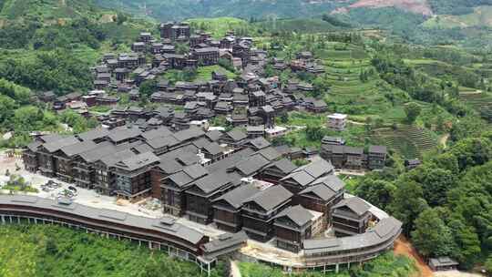 航拍广西布央村民宿村寨木屋茶山蓝天白云