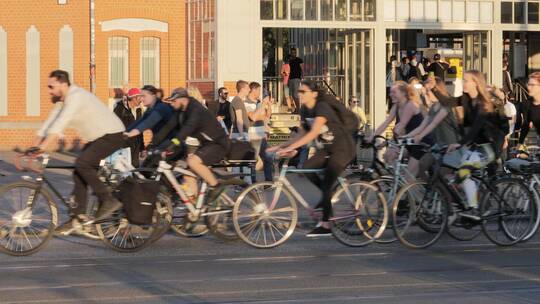 街道上骑自行车的团体