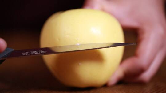 水果刀刮黄香蕉黄苹果表面果蜡