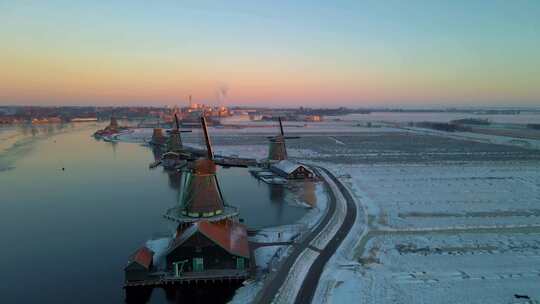 Zaanse Schans风车村的木制风力磨坊在冬季与雪景雪