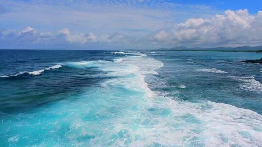 航拍大气磅礴的大海海浪长镜头
