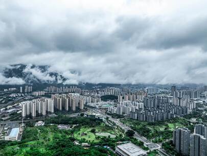 云雾缭绕下的城市建筑群景观