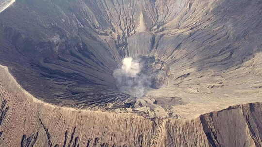 活火山火山口上的游客