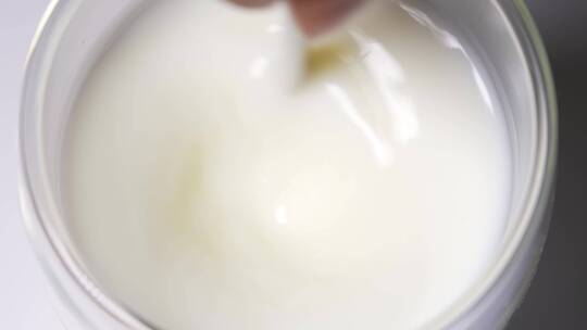 勺子搅拌高钙速溶全脂低脂营养绿色牛奶粉视频素材模板下载