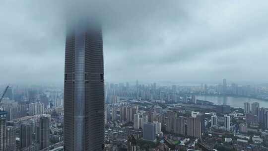 航拍雨后云雾缭绕的湖北武汉绿地中心大厦