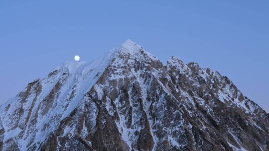 傍晚静谧的雅拉雪山