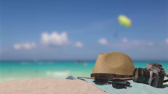 沙滩上的太阳帽相机特写