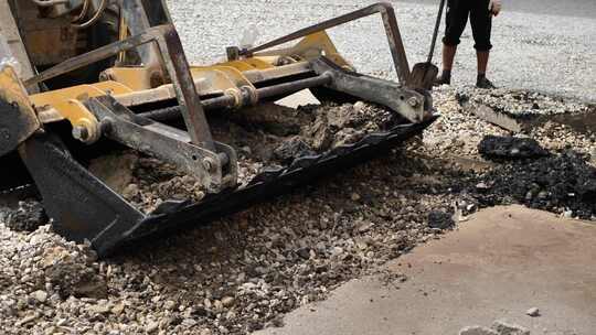 挖掘机铲斗打破旧沥青视频素材模板下载