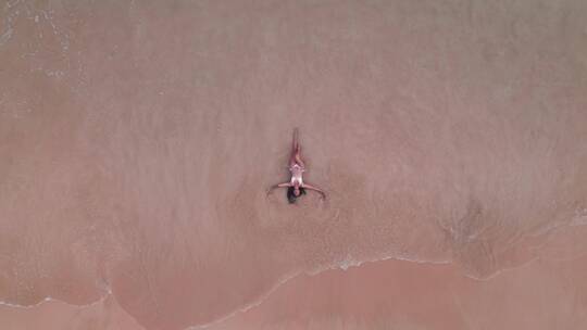 女人躺在菲律宾海滩上度假