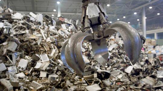 废料场挖掘机从垃圾填埋场的垃圾堆里捡垃圾视频素材模板下载