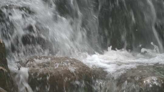 暴雨天的公园假山瀑布流水