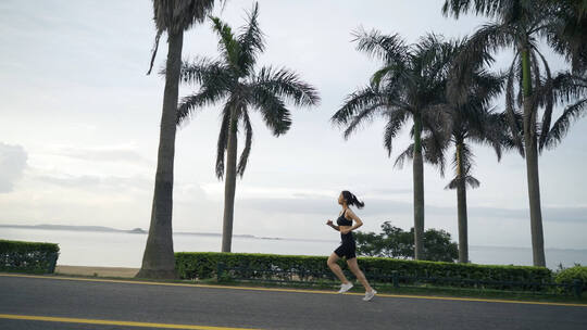 早晨女孩跑步锻炼美女晨跑海边运动锻炼