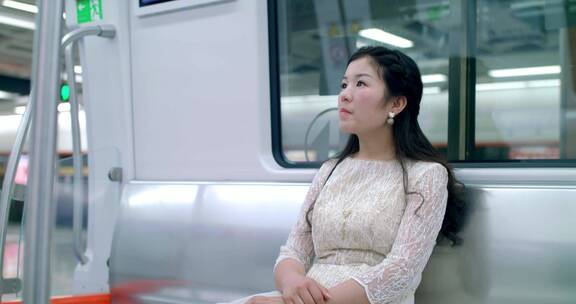坐在地铁里的女人