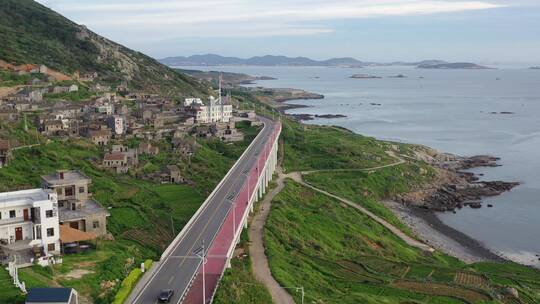 海边公路桥梁平潭最美环岛路行驶的车辆