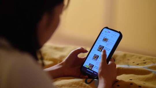 夜晚女生浏览美食