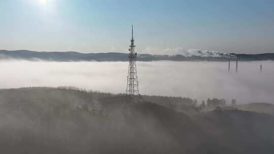 航拍晨雾弥漫山顶电视塔 最原始的电视塔