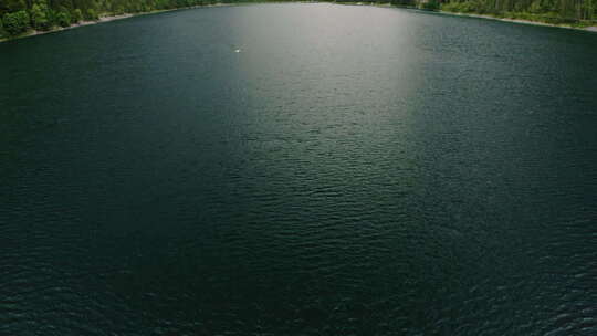 青山环绕的湖泊