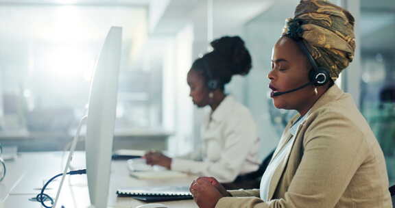黑人女性，办公室和呼叫中心代理解释，联系