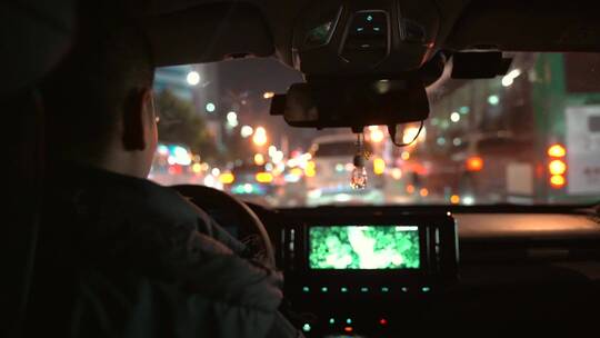 夜晚开车穿过城市灯光