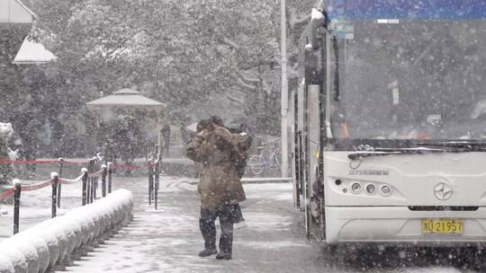 下雪旅游团游客下大巴车