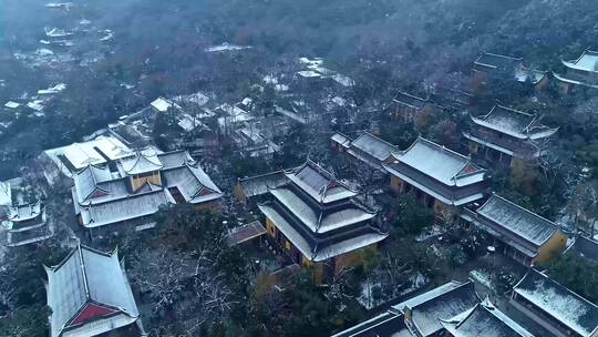 4K航拍飞来峰灵隐寺冬季雪景视频视频素材模板下载