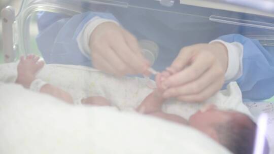 新生儿重症监护病房护理婴儿保温箱视频素材模板下载