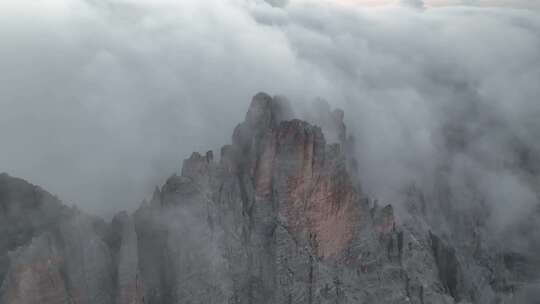 航拍云雾缭绕的山