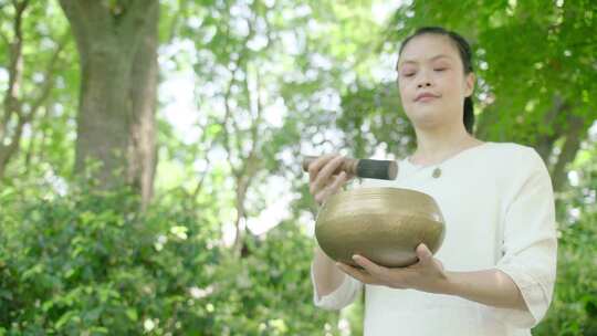 颂钵疗愈或音钵疗愈森林树林寺庙公园