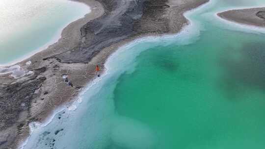 青海海西大柴旦翡翠湖水面人物航拍视频