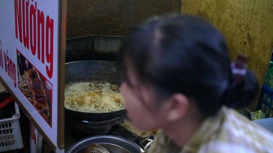 越南女士烹饪街头美食