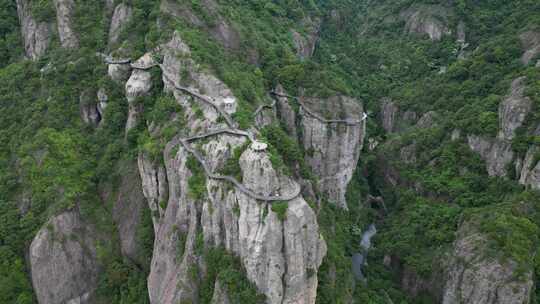 高山栈道俯瞰自然风光