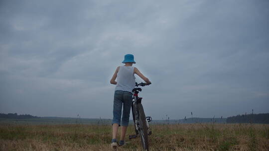 一个骑自行车的男孩视频素材模板下载