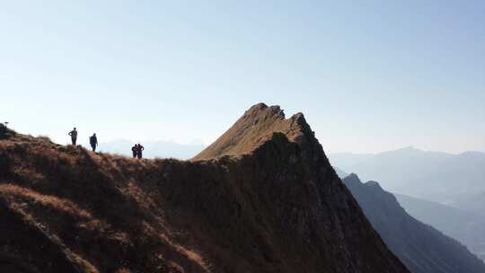 航拍巍峨的山峰