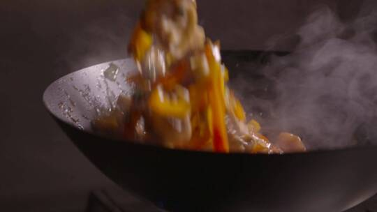 炒菜被扔进锅里的慢动作镜头