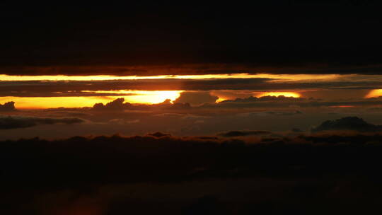 飞机窗口视角的日落云景