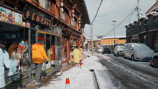 云南景点香格里拉冬季藏区游客街道雪景