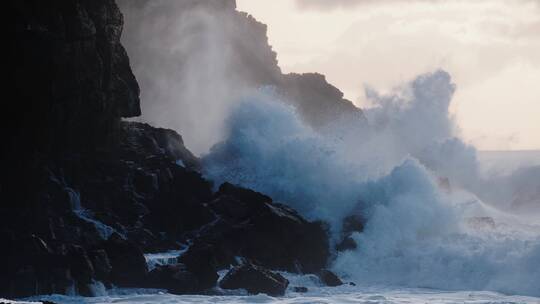 海浪拍打岸边的岩石视频素材模板下载