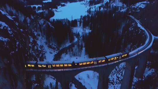 航拍行驶在高架桥上的火车