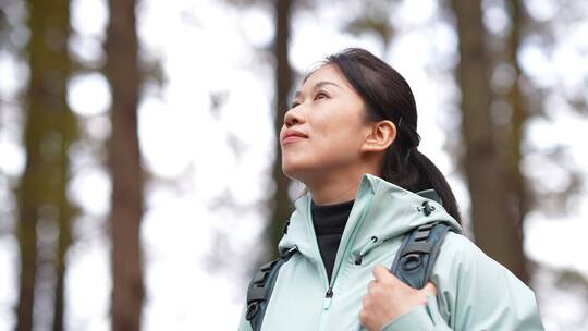 中年女性户外大自然原始森林徒步探险