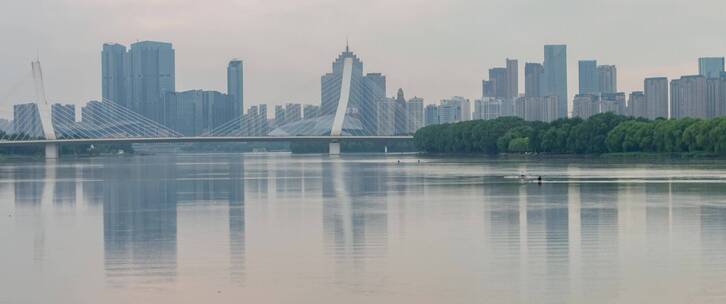 浑河岸边建筑和赛艇训练