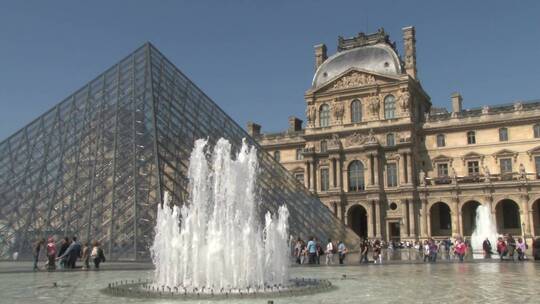 法国卢浮宫金字塔旁的喷泉广场