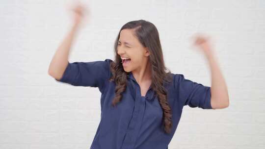 印度女孩庆祝视频素材模板下载