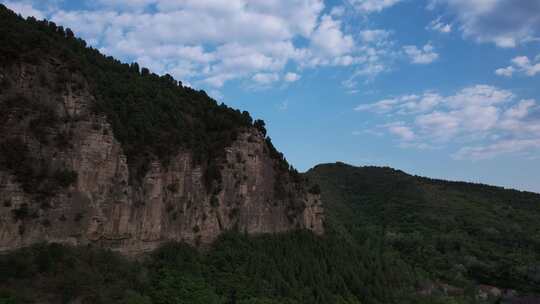 4K航拍黄花溪边山景，泰和山景色