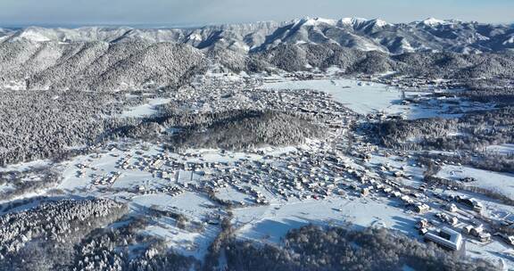 白雪覆盖雪山和村庄