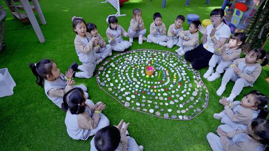 幼儿园小朋友和孩子们开心的玩耍慢动作
