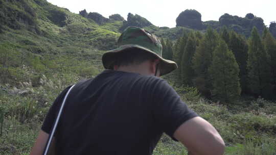 两名徒步者看着眼前的大山